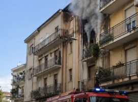 Incendio a Gragnano, morto un uomo di 74 anni: tragedia in via Viviani