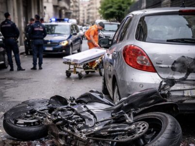 Violento incidente a Melito: 20enne sbalzato dalla moto, è in pericolo di vita