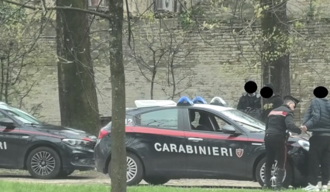 Forio: atti osceni nel parco giochi davanti a famiglie e bambini, arrestato 46enne