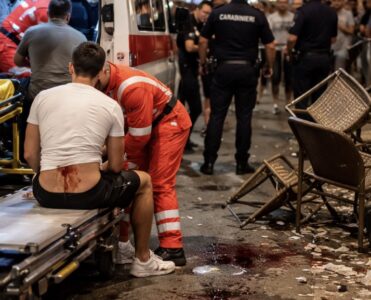 Marigliano, rissa tra giovani degenera: 17enne accoltellato, padre e zio aggrediti con sedie