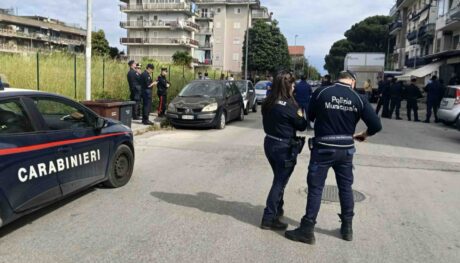 Melito, abbattimento in corso nella 219: locale commerciale abusivo in area comunale