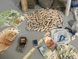 Napoli, droga in casa: arrestato 32enne con oltre 3kg di droga e 7mila euro in contanti
