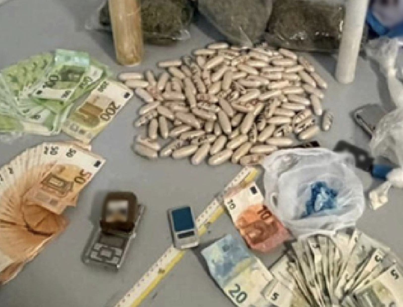 Napoli, droga in casa: arrestato 32enne con oltre 3kg di droga e 7mila euro in contanti