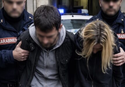 Napoli, abusi su donna disabile: arrestati figlia e complice, violenze riprese con cellulare