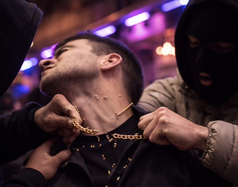 Napoli, rapina in discoteca: picchiato e derubato della collanina, arrestati due giovani