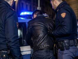 Napoli, aggredisce i poliziotti e danneggia la volante: arrestato 45enne a Porta Nolana