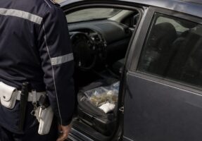 Napoli, auto rubata con droga in pieno centro: scoperti 230 grammi tra cocaina e hashish