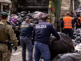 Napoli, blitz contro i mercati abusivi tra Porta Nolana e piazza Garibaldi: sequestrati 20 quintali di merce