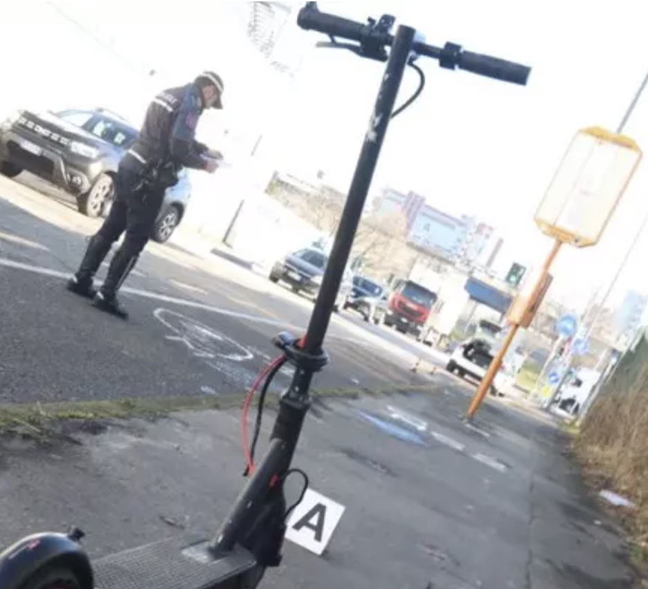 Napoli, lanciano monopattino da 10 metri: donna ferita gravemente. Due minorenni accusati di tentato omicidio