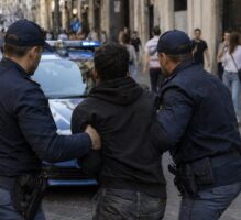 Napoli, strappa collana d’oro a una turista: arrestato dopo inseguimento in centro