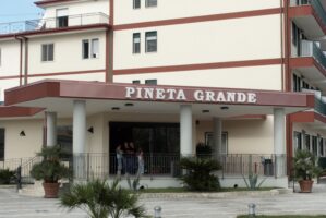 Castel Volturno, tragedia al Pineta Grande: perde il bimbo al nono mese, indaga la Procura