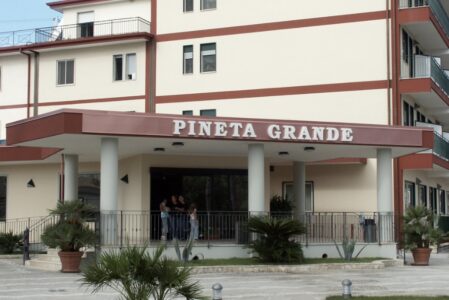 Castel Volturno, tragedia al Pineta Grande: perde il bimbo al nono mese, indaga la Procura