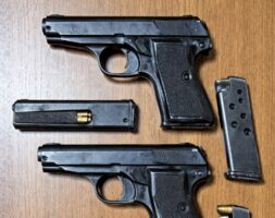 Napoli, arsenale nascosto in casa: pistole con matricola abrasa e munizioni, tre arresti. Uno è minorenne