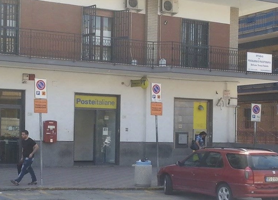 Qualiano, rapina all'ufficio postale di piazza Rosselli: due malviventi in fuga