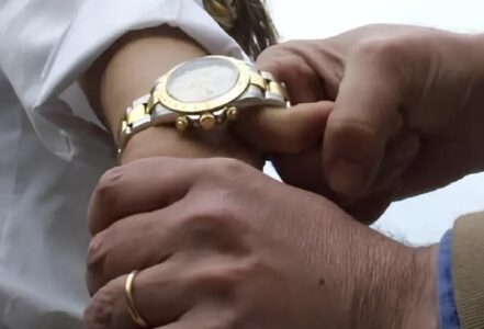 Rapina a Secondigliano: 37enne aggredito e derubato del Rolex, indaga la Polizia