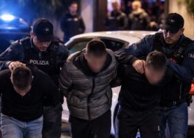 Sparatoria fuori discoteca ad Agnano: tre arresti per tentato omicidio. Uno è minorenne