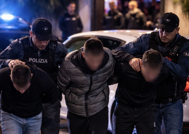 Sparatoria fuori discoteca ad Agnano: tre arresti per tentato omicidio. Uno è minorenne