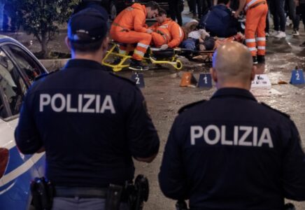 Sparatoria a Napoli in piazza Carolina: ferito un giovane, indaga la Polizia