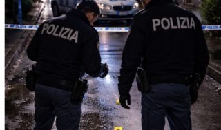 Acerra, spari nella notte: due giovani gambizzati in centro