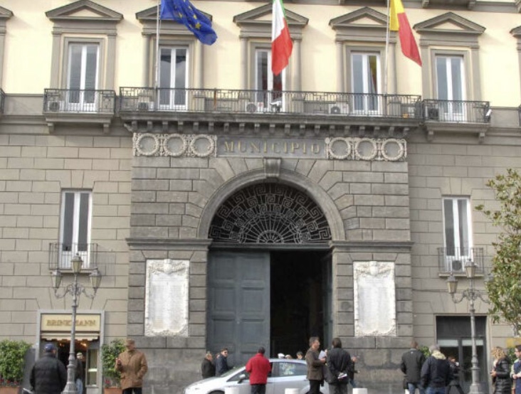 Napoli, multa non pagata e bollettino falso: tenta truffa al comune, denunciato imprenditore