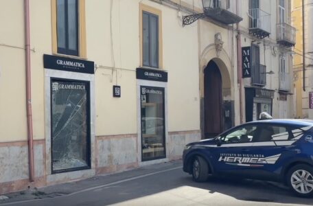 Tentato furto in gioielleria ad. Aversa, indagini in corso per risalire alla banda
