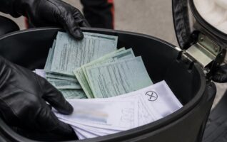 Mugnano, tessere elettorali con preferenze già segnate: denunciato 49enne per corruzione elettorale