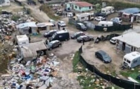 Assalti agli ATM e rapine, blitz all’alba nel campo nomadi di Caivano: scattano i fermi