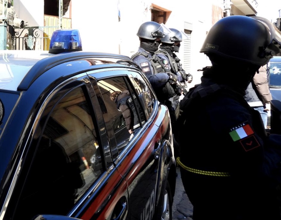 Blitz antidroga a Napoli, 14 arresti nel clan Di Lauro: droga dagli albanesi per le piazze di Secondigliano