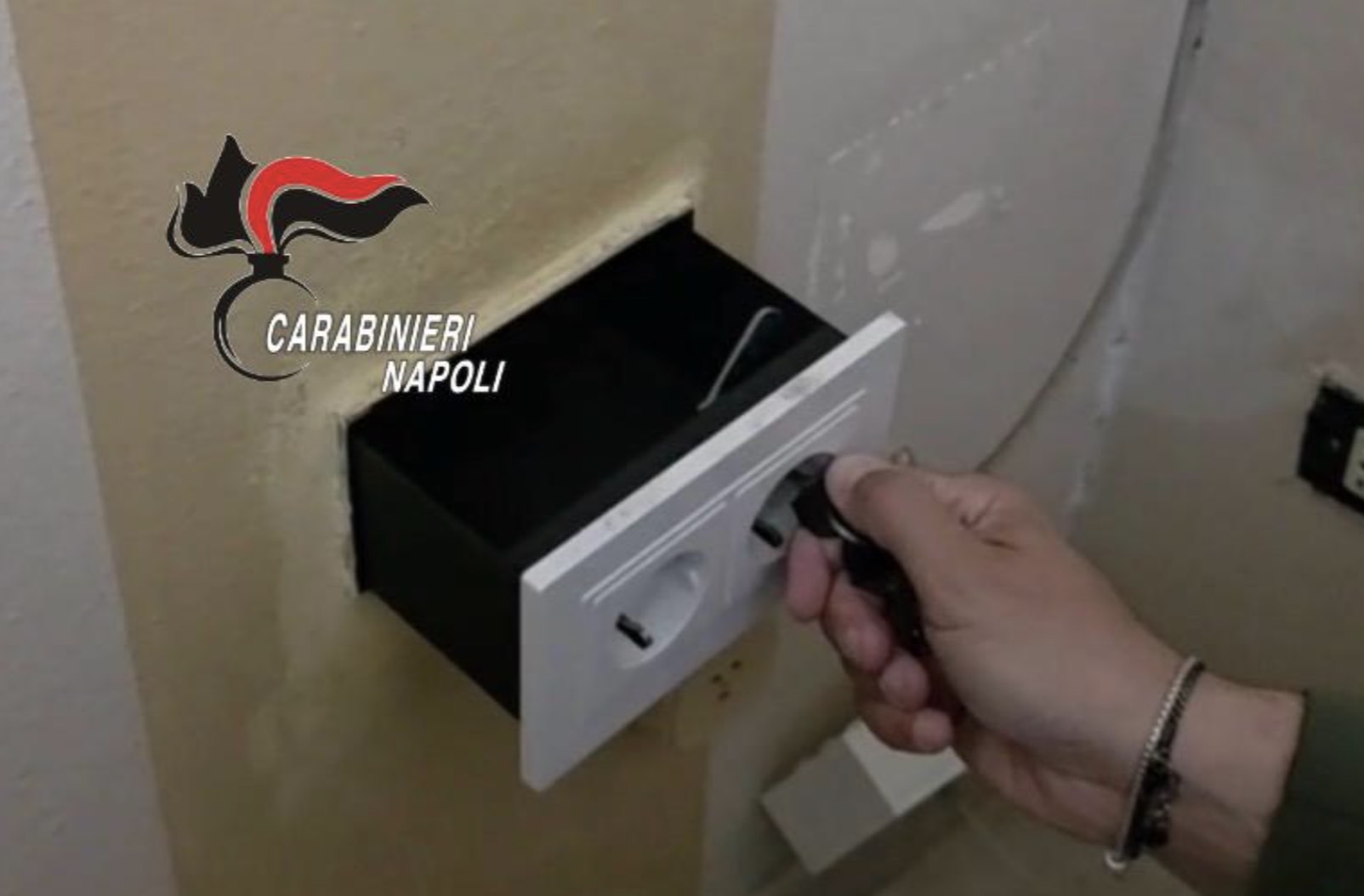 Caivano, sposi insospettabili trasformano casa in base dello spaccio: scoperto nascondiglio segreto nel muro
