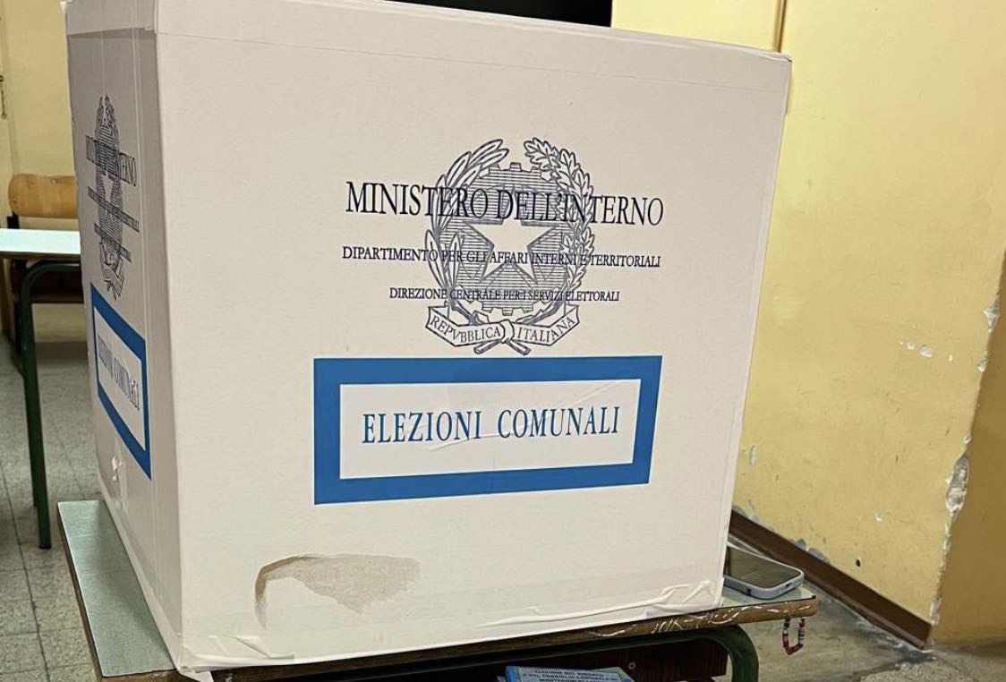 Ultime ore di voto nei comuni dell’area nord di Napoli: cresce l’affluenza, dalle 15 via allo spoglio