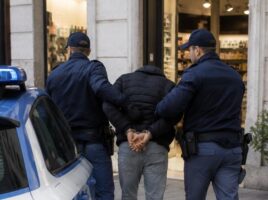 Napoli, rubano cosmetici e tentano la fuga: coppia finisce in manette