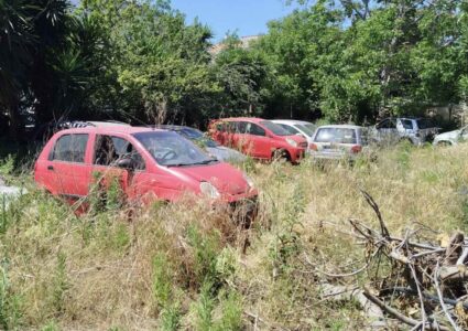 Giugliano, scoperto cimitero di auto: sequestrato terreno con veicoli cannibalizzati