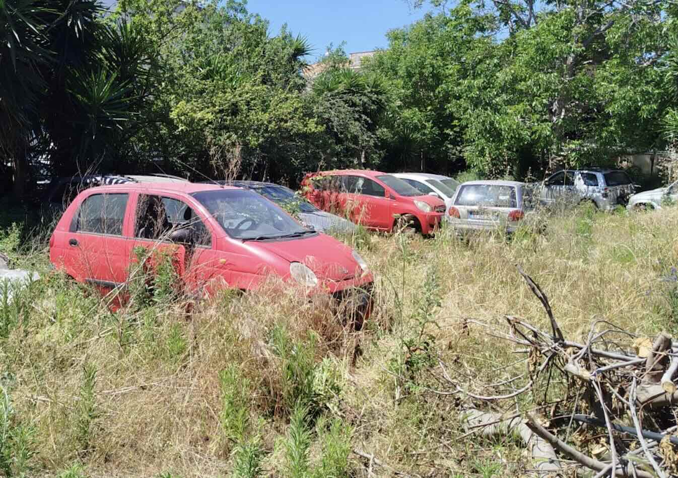 Giugliano, scoperto cimitero di auto: sequestrato terreno con veicoli cannibalizzati