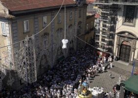 Giugliano, emozione e applausi per il primo “Volo dell’Angelo”: piazza gremita per la Madonna della Pace