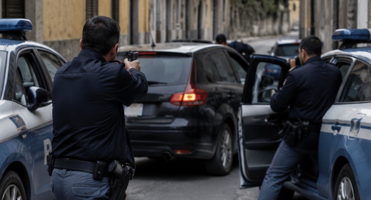 Grazzanise, folle fuga del latitante: auto contro gli agenti e colpi di pistola durante l’inseguimento