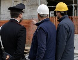 Mondragone, controlli in un cantiere edile: due imprenditori denunciati
