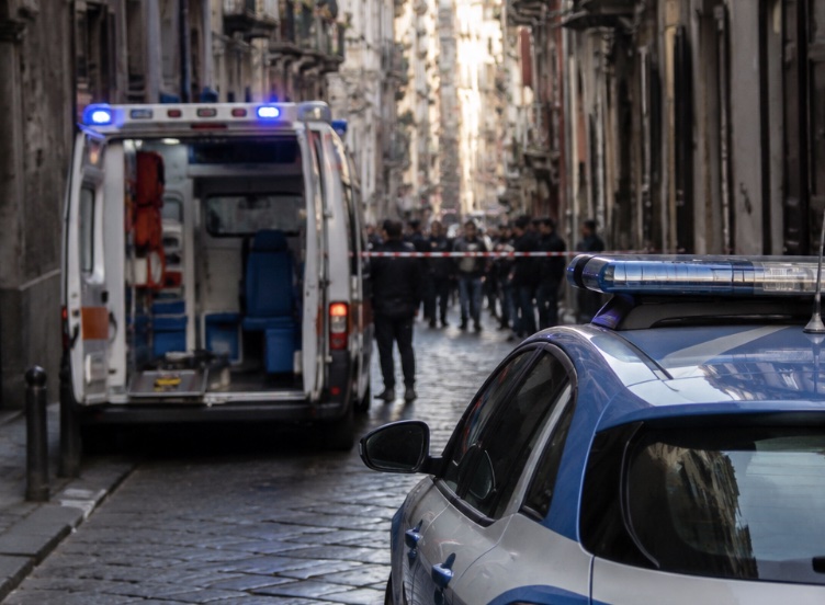 Napoli, 12enne accoltellato in casa: ipotesi lite con il padre