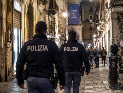 Napoli, lite davanti al locale: 16enne picchiato e rapinato nel centro storico: indaga la Polizia