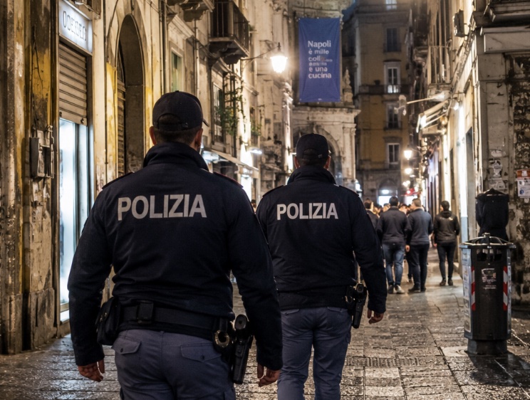 Napoli, lite davanti al locale: 16enne picchiato e rapinato nel centro storico: indaga la Polizia