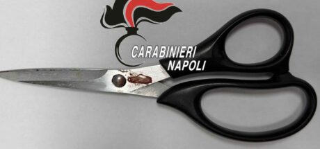 Terrore al Rione Traiano: accoltella la moglie con un paio di forbici, arrestato 66enne
