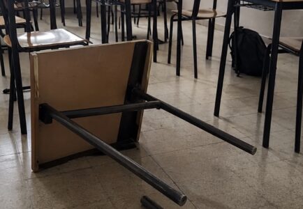 Napoli, lite a scuola finisce in aggressione: studente lancia un banco contro un 16enne