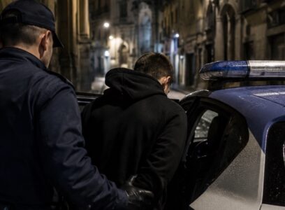 Napoli, 16enne armato fermato in via Duomo: aveva una pistola clandestina pronta a sparare