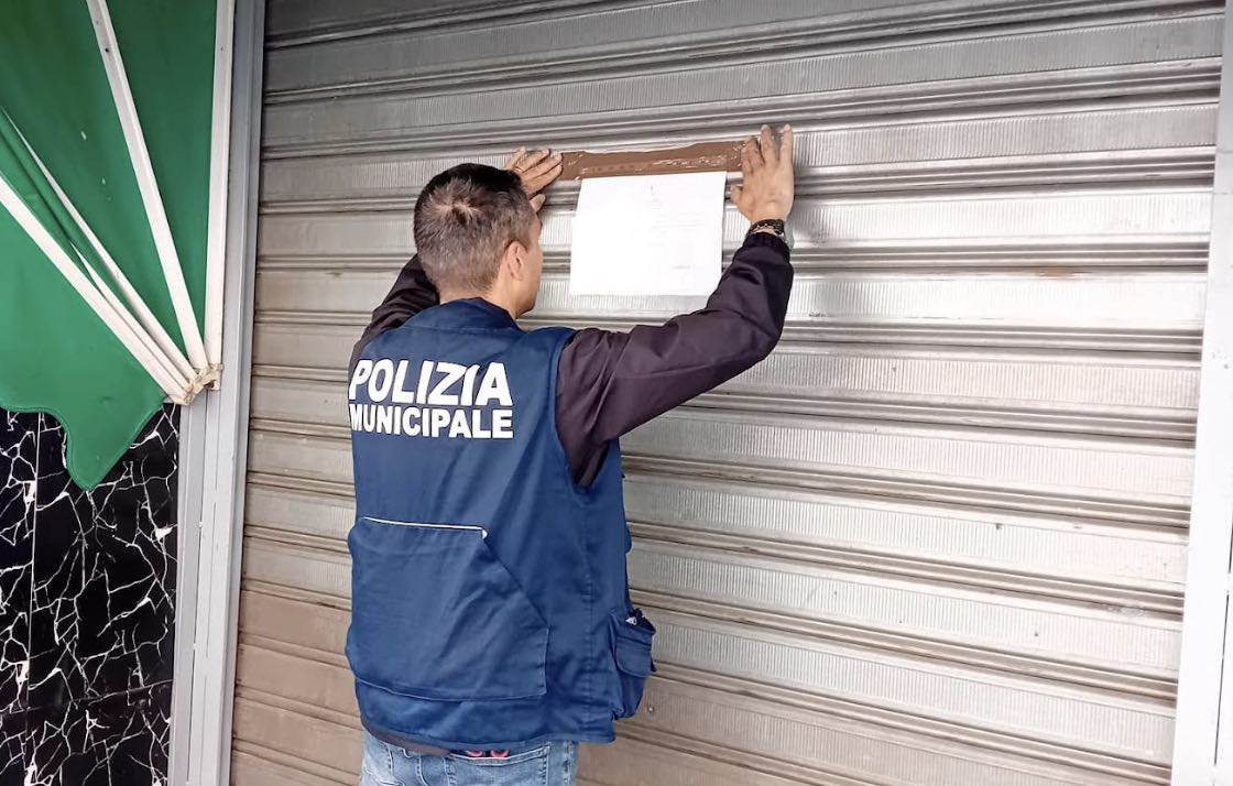 Napoli, controlli anti abusivismo a Scampia e Pianura: sequestri, sanzioni e alimenti distrutti