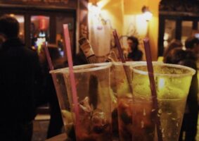 Napoli, stretta sulla movida: locali chiusi entro l'1 e stop all'asporto notturno ai Baretti e al Centro Storico