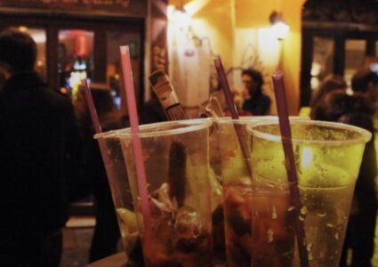 Napoli, stretta sulla movida: locali chiusi entro l'1 e stop all'asporto notturno ai Baretti e al Centro Storico