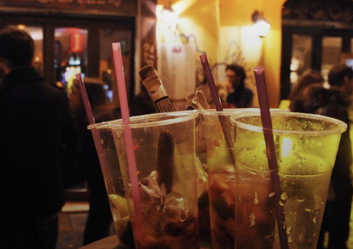 Napoli, stretta sulla movida: locali chiusi entro l'1 e stop all'asporto notturno ai Baretti e al Centro Storico