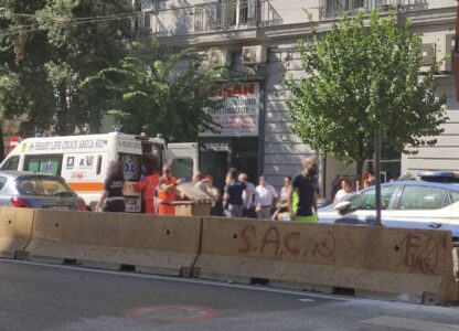 Napoli, pedone investito da scooter in Corso Umberto: paura sulle strisce, feriti in ospedale