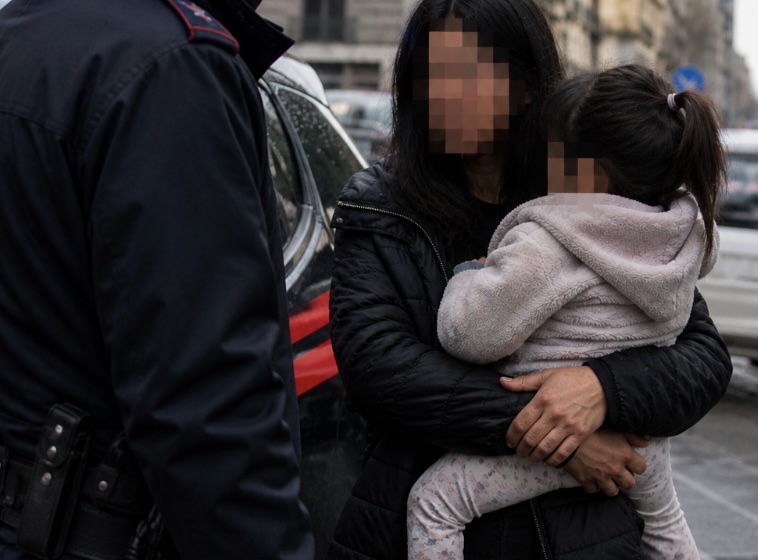 Napoli, massacrata di botte davanti alla figlia di 4 anni: arrestato il compagno per tentato omicidio