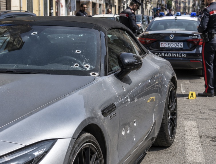 Napoli, raid armato in pieno giorno a Poggioreale: Mercedes AMG crivellata di colpi in strada
