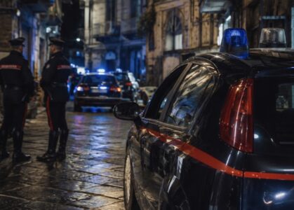 Spari ai Quartieri Spagnoli, 48enne ferito alla gamba: indagano i carabinieri